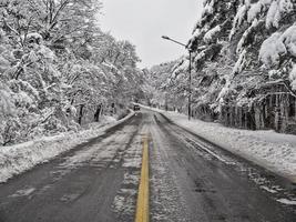 estrada florestal coberta de neve nas montanhas. Parque Nacional de Seoraksan. Coreia do Sul foto