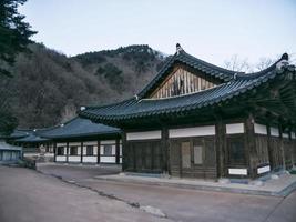 casas asiáticas no templo sinheungsa. Parque Nacional de Seoraksan. Coreia do Sul foto
