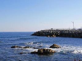 pedras no mar. cidade sokcho. Coreia do Sul foto