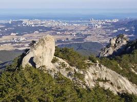 vista das montanhas na cidade de sokcho, coreia do sul foto