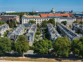 aéreo Visão do a telhados do kartoffelraekkerne vizinhança, dentro oesterbro, copenhague, Dinamarca. foto