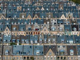 aéreo Visão do a telhados do kartoffelraekkerne vizinhança, dentro oesterbro, copenhague, Dinamarca. foto