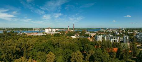 verão pôr do sol dentro riga, Letônia. aéreo Visão do riga, a capital do Letônia às pôr do sol. foto