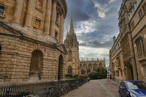histórico edifícios e estacionado bicicletas com st. de maria Igreja dentro Oxford, Inglaterra foto