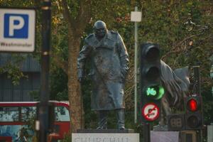 estátua do Senhor Winston Churchill dentro parlamento quadrado jardim foto