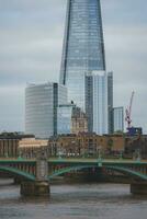 Southwark ponte com apartamentos e edifícios dentro fundo sobre rio foto