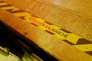 Paris metro mente a Gap = Vão placa foto