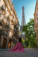 triste mulher dentro Rosa vestir perto eiffel torre foto