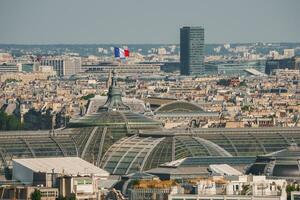 ensolarado Paris paisagem urbana com grelha construção foto