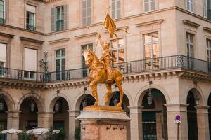 dourado equestre estátua do Jeanne escuro dentro Paris. foto