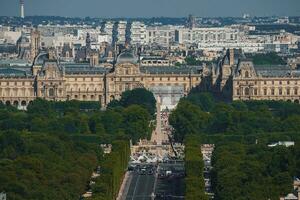 ensolarado aéreo Visão do a grelha e pirâmide dentro Paris foto