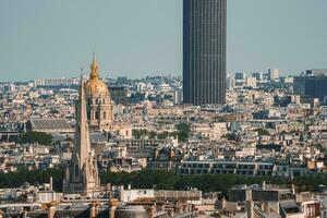 ensolarado Paris paisagem urbana a partir de eiffel torre foto