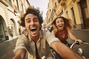 casal dentro oculos de sol equitação bicicletas dentro Itália foto