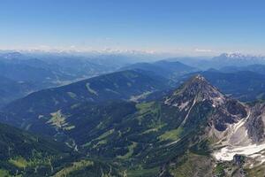 caminhada dentro a austríaco Alpes foto