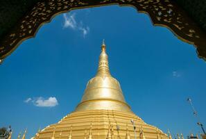 a shwemawdaw pagode a mais alto stupa dentro myanmar localizado dentro a centro da cidade do bago. foto