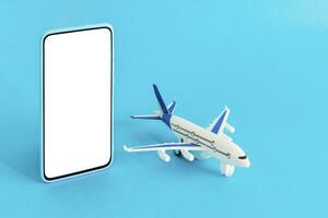 avião e inteligente telefone em luz azul fundo. viagem conceito. foto