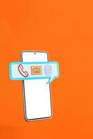 inteligente telefone e discurso bolha com comunicação ícones em laranja fundo. foto