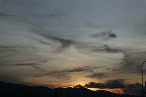 dourado nuvens dentro a tarde dia com pôr do sol foto