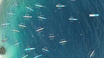 aéreo Visão do linhas do pescaria barcos dentro a mar foto