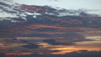 dourado nuvens dentro a tarde dia com pôr do sol foto