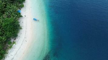 verão seascape belas ondas, água do mar azul em um dia ensolarado. vista superior do drone. vista aérea do mar, incrível fundo de natureza tropical. belo mar brilhante com ondas espirrando e conceito de areia de praia foto