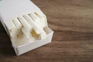 cigarro dentro pacote, lista tabaco dentro papel com filtro tubo, não fumar conceito. foto