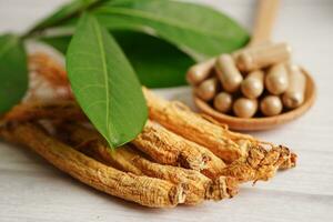 raízes de ginseng e folha verde, comida saudável. foto