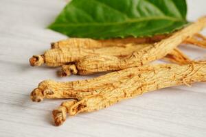 raízes de ginseng e folha verde, comida saudável. foto