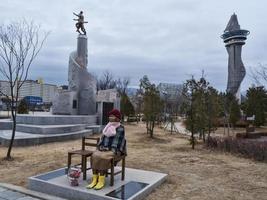 esculturas no parque no centro da cidade de sokcho. Coreia do Sul foto