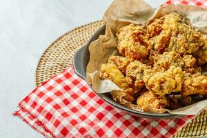 frito frango Comida em uma prato foto