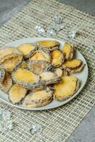 frutos do mar em uma prato cru abalone foto