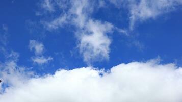 branco nuvens em a azul céu perfeito para a fundo foto