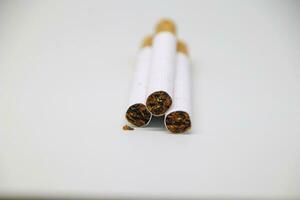 indonésio kretek cigarros com branco isolamento foto