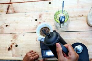 café é ser derramado, mostrando café gotas e baforadas do vapor foto