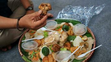 nasi tumpeng, Indonésia tradicional Comida foto