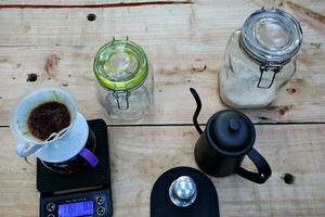 café é ser derramado, mostrando café gotas e baforadas do vapor foto