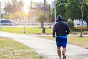 em forma homem corrida e corrida dentro a parque. foto