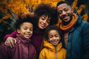 mãe, Papai e dois crianças pose para a foto. foto