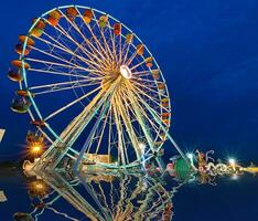 ferris roda com ao ar livre grandes exposição às refletir crepúsculo. foto