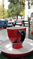 uma xícara de café na mesa foto