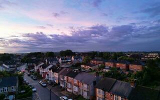 melhor Alto ângulo Visão do colorida céu e dramático nuvens durante pôr do sol dentro verão 2023 sobre britânico cidade Inglaterra, Reino Unido. foto
