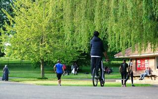 lindo baixo ângulo Visão do pessoas estão desfrutando a iniciando do verão às Wardown público parque do luton Cidade do Inglaterra Reino Unido. a cenas estava capturado em lindo dia do abril 22, 2023 foto