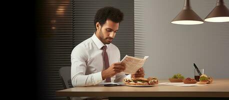 meio Oriental homem comendo tirar Comida às escritório e lendo documentos lado Visão retrato foto