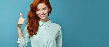 vermelho cabelos mulher publicidade espaço para promocional texto isolado em azul fundo foto