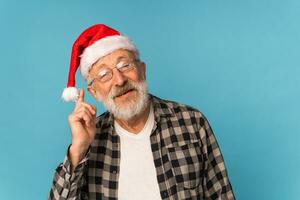 retrato do feliz emoções santa claus animado olhando às Câmera em azul fundo com cópia de espaço foto