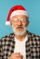 retrato do chocado velho homem vestem santa Natal chapéu aberto boca isolado em azul cor fundo - idosos pessoas e emoção conceito foto