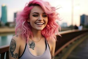 menina com Rosa cabelo com tatuagens em a rua, foto