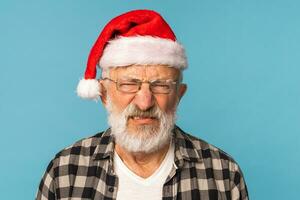 sombrio santa claus retrato contra azul fundo. economia crise e problemas fim do ano conceito foto