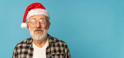 bandeira retrato do surpreso santa claus em azul fundo com cópia de espaço - emoções e inverno feriados conceito foto