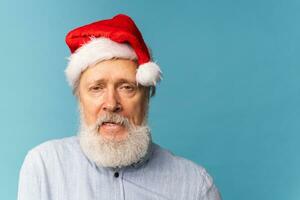 sombrio santa claus retrato contra azul fundo com cópia de espaço azul fundo. economia crise e problemas fim do ano conceito foto